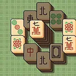 Et sæt af stablede mahjong-brikker med forskellige symboler og tegn på en grønternet baggrund