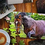 Et puslespil med et motiv af en galopperende brun hest på en træflade, omgivet af løse brikker og en kop kaffe