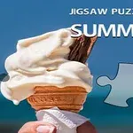 Hånd der holder en isvaffel med to chokoladepinde mod en blå himmel, med teksten Jigsaw Puzzle: Summer og et puslespilbrik-motiv