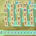 Mahjong-brikker med forskellige kinesiske tegn og mønstre, ordnet i rækker på en grønlig baggrund