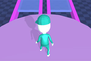 Figur iført grøn dragt og kasket står på lilla platform med blå-og-pink bane foran