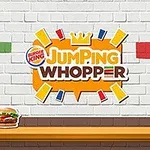 Logo for Jumping Whopper fra Burger King på en hvid murstensvæg med en burger på et bord