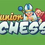 Tegneserieillustration med teksten Junior Chess og figurer som konge, hest og barn på grøn baggrund