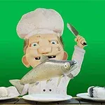 En karikaturkok i hvid uniform holder en fisk og en kniv, med sushi på tallerkener på bordet foran sig og en grøn baggrund
