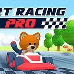 En tegneseriebamse i en rød og hvid gokart på en vej med træer i baggrunden og teksten Kart Racing Pro øverst
