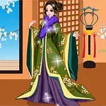 En kvinde iført en traditionel grøn og lilla kimono dekoreret med blomster, står i et rum med orientalsk indretning
