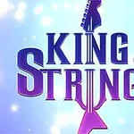 Teksten King of Strings vises i lilla og blå nuancer med en guitardesign i baggrunden