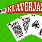 Spillekort med knægt, konge og dame samt es mod en grøn baggrund, med teksten Klaverjassen øverst