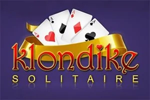 En række spillekort med hjerter og spar, sat mod en mørk baggrund med teksten klondike solitaire i guldbogstaver