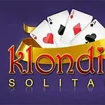 En række spillekort med hjerter og spar, sat mod en mørk baggrund med teksten klondike solitaire i guldbogstaver