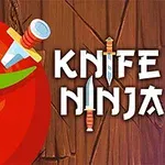 En tomat med en kniv i og teksten KNIFE NINJA mod en træbaggrund