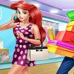 En kvinde med langt rødt hår i en lilla-prikket kjole går i en butik, mens en mand ved siden af bærer mange farverige kasser