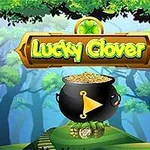 En sort gryde fyldt med guld står på en bølgende grøn bakke under et skilt med teksten Lucky Clover omgivet af træer i en skov