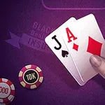 En hånd holder to spillekort, en spar knægt og en ruder es, foran casinochips på et lilla bord