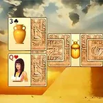 Kortlayout med egyptiske motiver og symboler mod en baggrund af pyramider og himmel