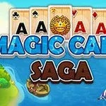 Et billede med fire spillekort, et kort med en krone og teksten Magic Card Saga over et landskab med en flod og et sejlskib