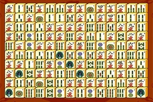 Mahjong-brikker arrangeret i et tæt mønster på en spilleplade