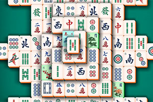En blanding af mahjong-brikker med forskellige symboler og farver arrangeret i lag over hinanden på en grøn baggrund