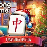 En hyggelig stue dekoreret til jul med et juletræ, en sofa og en mahjong-brik med nissehue