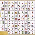 En opsætning af fliser med forskellige symboler og farver arrangeret på et mønstret bræt