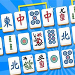 Mahjong-brikker arrangeret på en blå baggrund med strålemønster i baggrunden