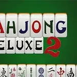 Mahjong-brikker arrangeret med teksten MAHJONG DELUXE 2 på græsgrøn baggrund