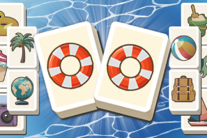 To mahjong-brikker med redningskrans-motiver omgivet af forskellige sommerrelaterede ikoner på en baggrund af vand