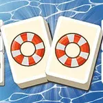 To mahjong-brikker med redningskrans-motiver omgivet af forskellige sommerrelaterede ikoner på en baggrund af vand