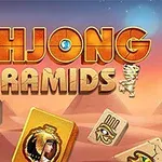 Mahjong-fliser med egyptiske symboler og en pyramidebaggrund under en himmel ved solnedgang