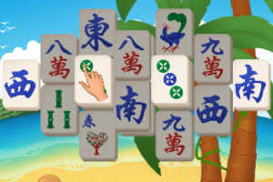 Mahjong-brikker med forskellige symboler og farver er vist foran en tropisk baggrund med strand og palmetræer