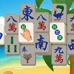 Mahjong-brikker med forskellige symboler og farver er vist foran en tropisk baggrund med strand og palmetræer