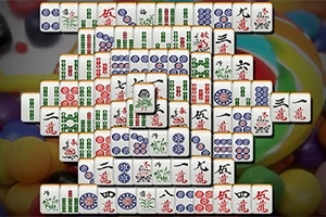 Mahjong-brikker arrangeret i et indviklet mønster