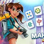 En tegneseriefigur med et kamera og rygsæk står foran en stor bygning med Mahjong-brikker og teksten Mahjong Story