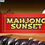 Rødt banner med teksten Mahjong Sunset foran en solnedgang med skygger af bjerge og træer