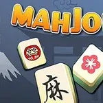 Tre Mahjong-brikker med forskellige symboler foran en blå baggrund med teksten MAHJONG øverst