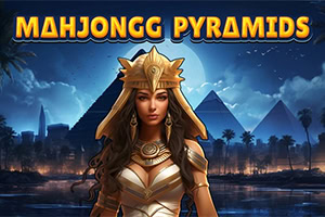 Egyptisk dronning med gylden hovedbeklædning foran pyramider i måneskin og palmer