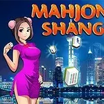 En kvinde i en lilla kjole foran en byens skyline om natten med mahjong-brikker i forgrunden