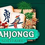 To mahjong-brikker med kinesiske symboler og fuglemotiv omgivet af blomster og grønne blade med teksten MAHJONGG SOLITAIRE forneden