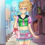En animeret pige med briller og blond hår iført en farverig skoleuniform og en lyserød taske, står på en solrig byvej omkranset af høje bygninger