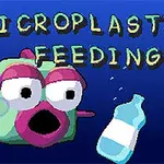 En tegneseriefisk med store øjne svømmer ved siden af mikropastik som en flaske og en plade, med teksten Microplastics Feeding øverst
