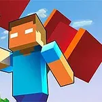 En pixel-figur med blå trøje og brune bukser holder en hakke, mens den står foran en blå himmel og træer
