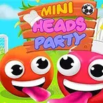To farverige cirkelfigurer med store øjne og smil i en græsmark, med en boldmål og en træskilt med ordet Mini Heads Party