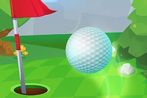 En golfbold svæver ved siden af et hul med en rød flagstang på en grøn bane med træer i baggrunden