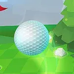 En golfbold svæver ved siden af et hul med en rød flagstang på en grøn bane med træer i baggrunden