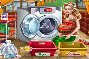 En gravid kvinde står ved siden af en vaskemaskine med åbne døre og to kurve mærket Toys og Clothes foran hende