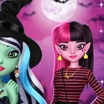 To an unge piger klædt ud til halloween med heksehat og halloween-tema baggrund