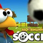 En tegneseriehøne i en sportsdragt står på en fodboldbane med en bold og teksten Moorhuhn Soccer i forgrunden