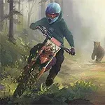 En motorcyklist iført hjelm kører hurtigt gennem en skov med en bjørn i baggrunden