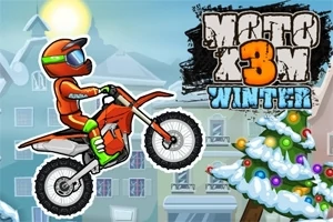 En rytter i orange dragt på en motocrosscykel kører i en sneklædt by med et dekoreret juletræ i forgrunden