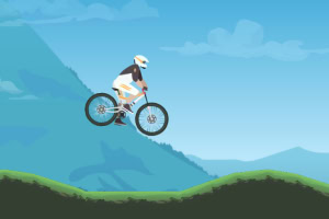 En cyklist iført hjelm og udstyr kører på en mountainbike i et bakket landskab med bjerge i baggrunden under en klar blå himmel
